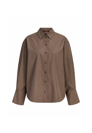Hnedá károvaná košeľa s dlhým rukávom na gombíky, so špicatým golierom a širokými manžetami, zobrazená na bielom pozadí.