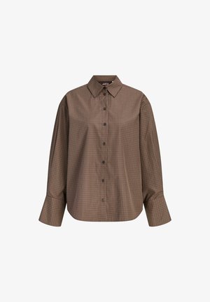 Braunes kariertes Langarmhemd mit Knopfleiste, spitzen Kragen und breiten Manschetten, dargestellt auf weißem Hintergrund.