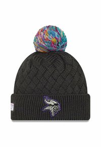 Strickmütze in Dunkelgrau mit einem strukturierten Rautenmuster, versehen mit einem mehrfarbigen Pompon oben und einem lila Wikinger-Logo.