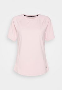Camiseta deportiva de manga corta en color rosa claro, hecha de tejido sintético. Presenta un cuello redondo y mangas raglán, con un sutil logotipo en el dobladillo.