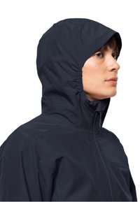 Marine waterdichte jas met een aansluitende capuchon, elastische vergrendeling bij de kroon en een rits aan de voorkant. Soepele textuur en minimalistische ontwerpdetails.