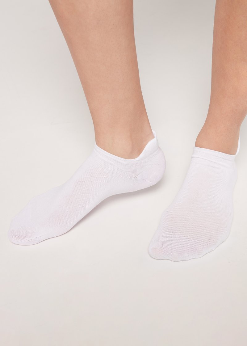 Vita ankelsockor gjorda av tunt, elastiskt tyg, med en sömlös tå och låg skärning, designade för att sitta under ankeln.