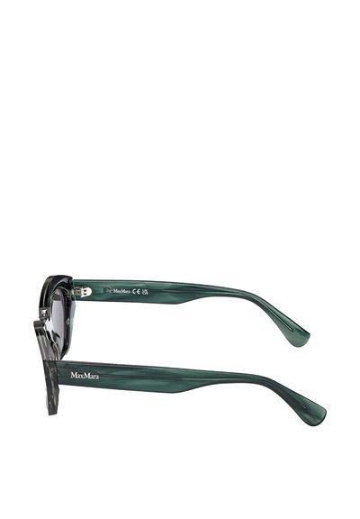Vihreäsävyiset aurinkolasit, joilla on paksu suorakaiteen muotoinen kehys. Matte-textuuri ja kiiltävä pinta linsseissä. MaxMara-brändäys sivuilla.