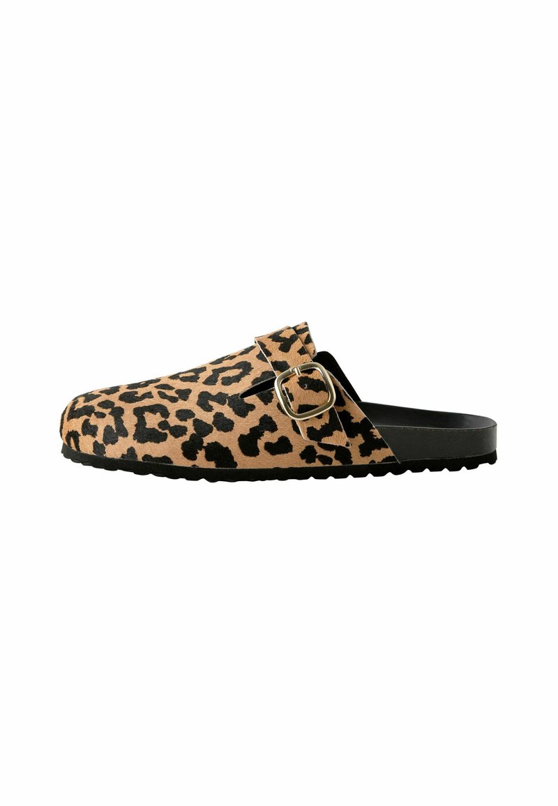 Cipele s leopard uzorkom, bez zatvaranja, s crnom gumenom potplatom i dekorativnim remenom. Imaju teksturiranu površinu i zaobljen oblik.