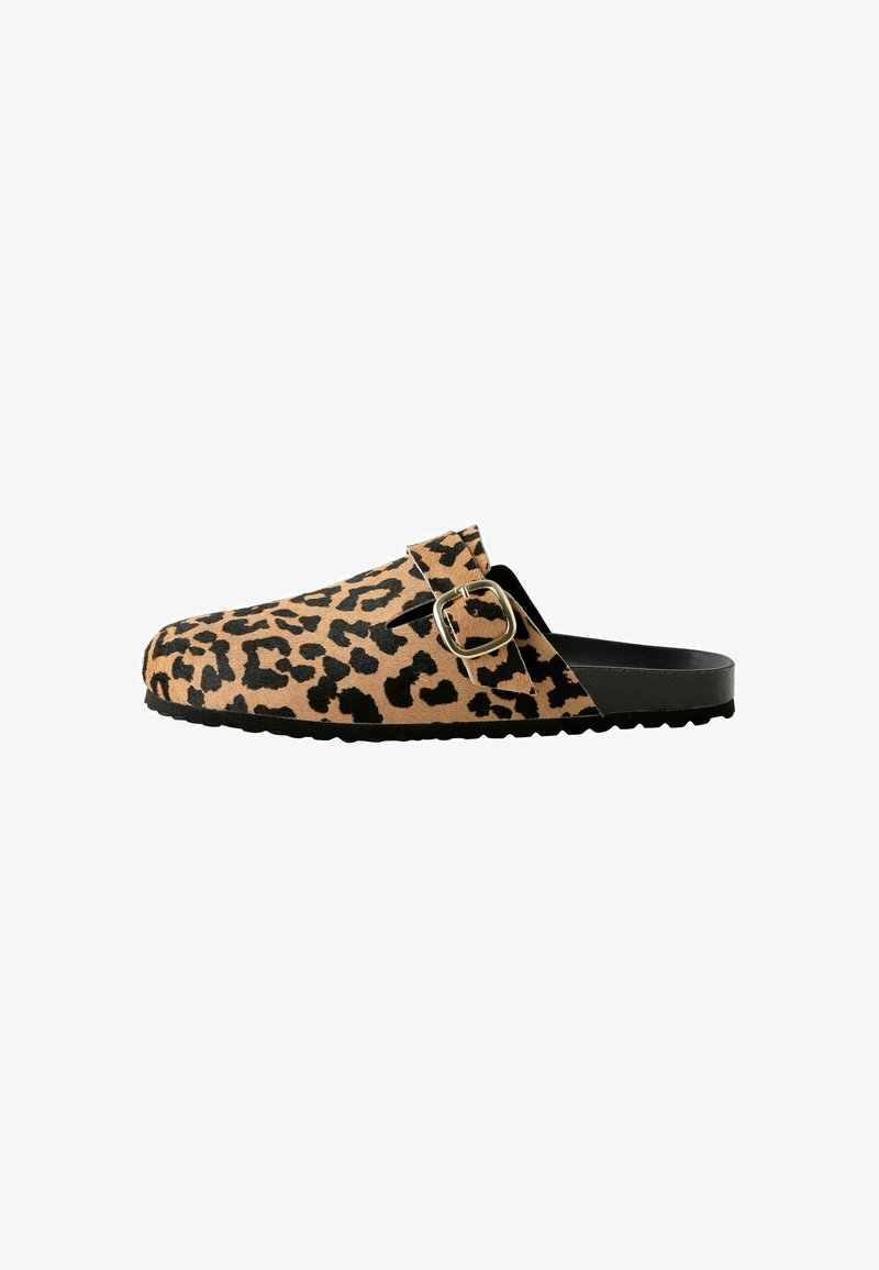 Sabots à motif léopard avec une semelle en caoutchouc noire et une sangle décorative à boucle. Présente une surface texturée et une forme arrondie.