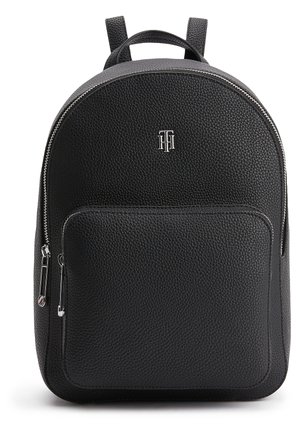 Czarny plecak ze skóry o fakturze, z przednią kieszenią na zamek, srebrnymi suwakami, uchem na górze oraz małym srebrnym splecionym logo na środku przedniej części.