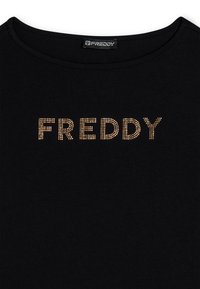 T-shirt nera con scollo rotondo e la parola "FREDDY" in borchie metalliche. Realizzata in tessuto morbido con una texture liscia.