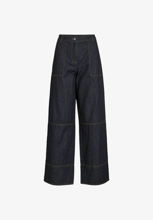 Temno modre kavbojke širokih nog z visokim pasom, sprednjimi žepki, všitimi detajli na nogah in zapenjanjem na gumbe.