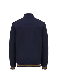 Giacca in cotone blu navy con colletto rialzato, polsini e orlo a costine con strisce gialle. Texture liscia, design minimalista.
