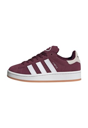 Maroonfarbener Adidas Campus Sneaker mit weißen Streifen, weißer Zwischensohle, Gummiaußensohle und beigem Fersenlasche, von der linken Seite gezeigt.