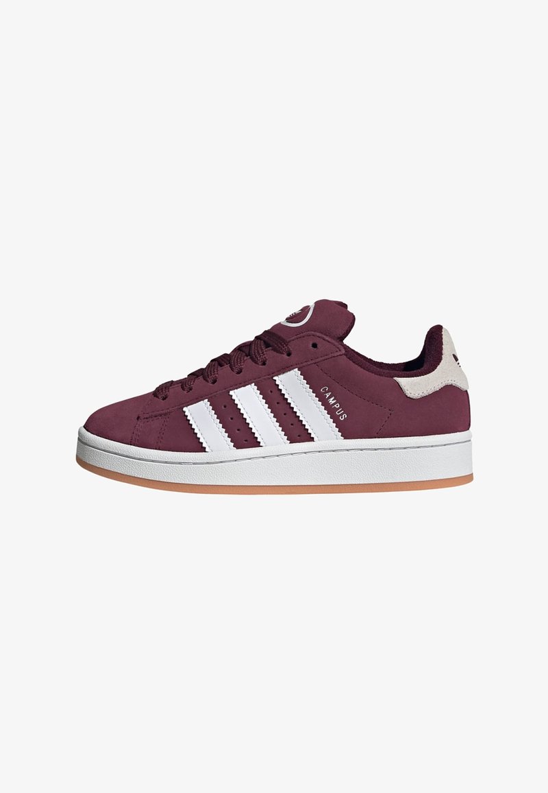 Bordeauxrode Adidas Campus sneaker met witte strepen, wit tussenzool, gumkleurige buitenzool en beige hielstuk, gezien vanaf de linkerkant.