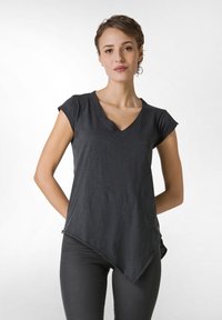 Top negru, cu mânecă scurtă, cu decolteu adânc în V, având un tiv asimetric și un material texturat. Croială lejeră, design simplu.