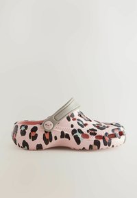 Ružová dřeváka s leopardím vzorom v čiernej, béžovej a koralovej farbe. Obsahuje šedý pásik a perforácie po stranách na vetranie.
