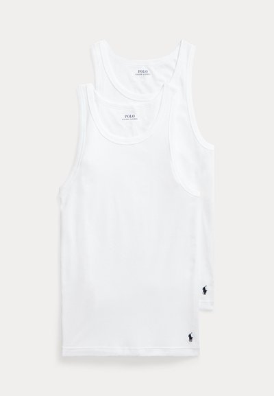 Dvije bijele Polo Ralph Lauren majice bez rukava s okruglim izrezom, s malim tamnoplavim logotipom izvezenim na donjoj ivici.
