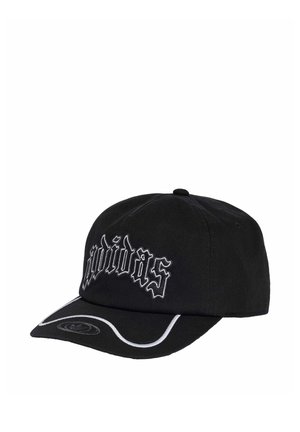 Gorra de béisbol negra de Adidas con bordado del logo gótico en blanco y líneas de acento curvas en la visera sobre fondo blanco.