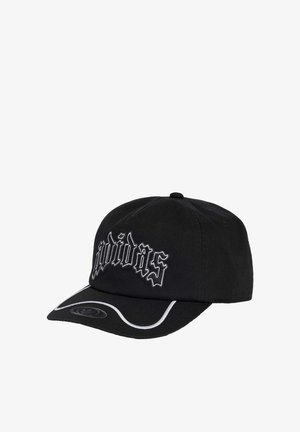 Zwarte Adidas baseballpet met witte gotische logo borduring en gebogen klep accenten op een witte achtergrond.