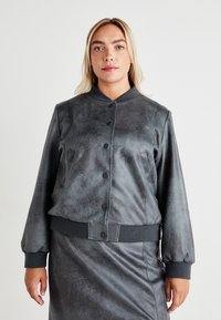 Grå faux skinn bomberjakke med ribbet krage og mansjetter, med trykknap-lukking foran og en teksturert finish.