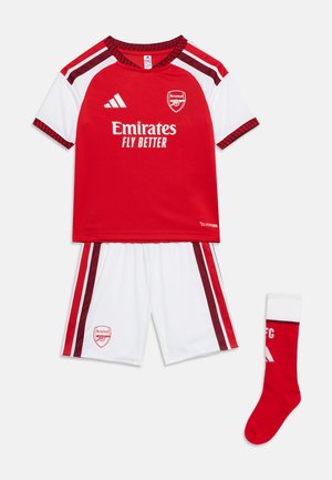 Rotes und weißes Arsenal-Fußballtrikot mit Shirt, Shorts und einem einzelnen Socke, mit Teamlogo, Adidas-Branding und "Emirates Fly Better" Sponsor.