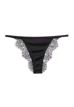 Sort satin tanga med blomsterblondekant langs siderne og tynd taljebånd på hvid baggrund.