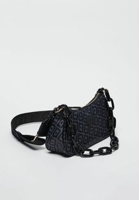 Borsa a spalla nera con esterno a motivi in toni scuri, tracolla lucida e zip dorata. Presenta una patch con logo e tracolla regolabile.