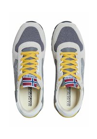 Sneaker bianchi e grigie con lacci gialli, materiali in rete e suede, una bandiera norvegese sulla linguetta e design a punta arrotondata.