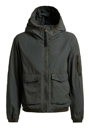 Sötétszürke kapucnis dzseki elülső cipzárral, két nagy elülső zsebfedővel és egy cipzáras zsebbel a bal ujján.