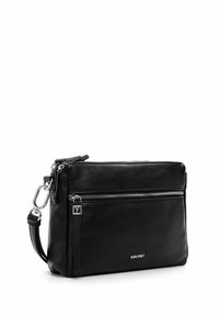 Borsa a tracolla in pelle nera con due tasche con zip, accessori in argento e una tracolla regolabile. Presenta un logo impresso sulla parte anteriore.