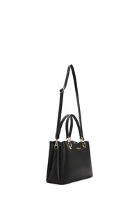 Borsa a tracolla in pelle nera con due manici corti e una lunga tracolla regolabile. Presenta hardware dorato e una superficie texturizzata. Forma rettangolare.