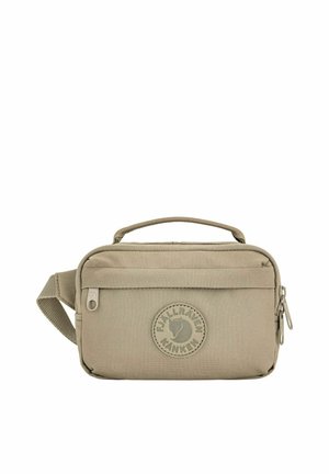 Kompakte beige Fjällräven Kånken Tasche mit Tragegriff oben, Vordertasche mit Reißverschluss und verstellbarem Trageriemen.