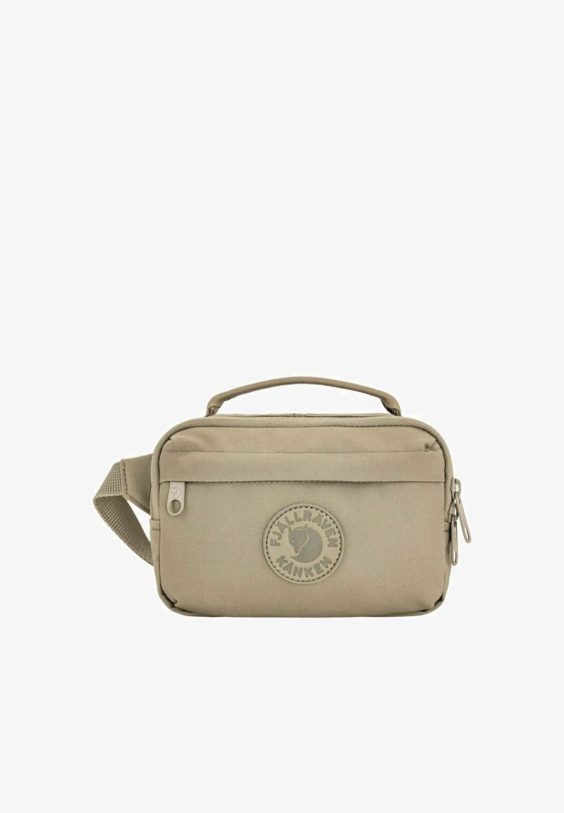 Compatto astuccio Fjällräven Kånken beige con manico superiore, tasca anteriore con cerniera e tracolla regolabile per il trasporto.
