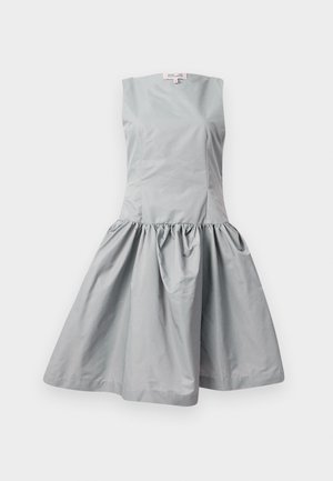 Ærmeløs, lysegrå kjole med tætsiddende liv og samlet flagrende nederdel. Glat tekstur, knælang og minimalistisk design.