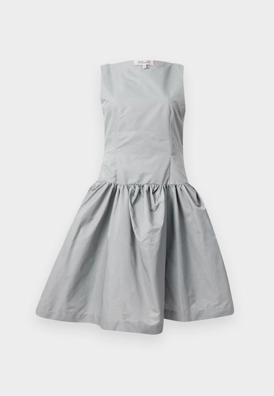 Ujj nélküli, világosszürke ruha, testhezálló felsőrésszel és rakott, bő szoknyával. Sima textúrájú, térd hosszúságú és minimalista dizájn.