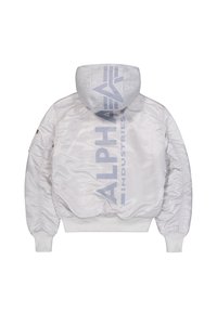 Bunda s světle šedým, lesklým povrchem, která má velké logo "ALPHA INDUSTRIES" v tmavě šedé barvě, žebrované manžety a měkkou kapuci.