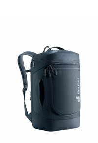 Mochila Deuter de tejido gris oscuro, con parte superior redondeada, múltiples compartimentos con cremallera, correas de hombro acolchadas y asa lateral para transportar.