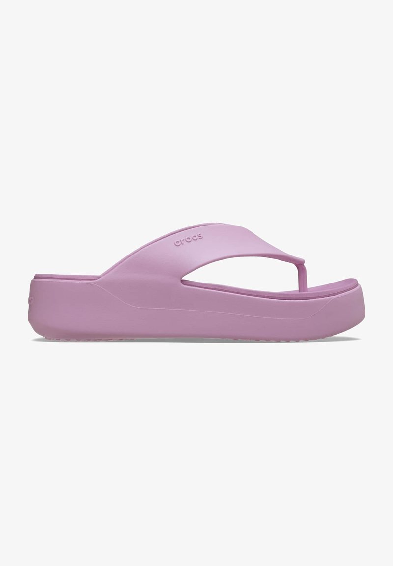 Rosa Plattform-Flip-Flops mit einer geformten Design, ausgestattet mit einem breiten Oberband und einer strukturierten Sohle für besseren Halt. Leichtes Material für hohen Komfort.