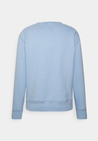 Sweatshirt azul claro com mangas longas, decote em crew e punhos em ribana. Apresenta uma textura suave e uma bainha cosida na parte inferior.