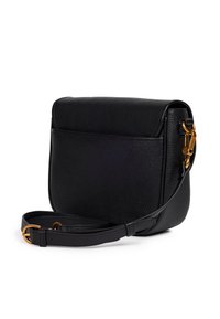 Czarna skórzana torba na ramię z teksturowanym wykończeniem, z klapką, przednią kieszenią oraz złotymi akcentami na pasku.