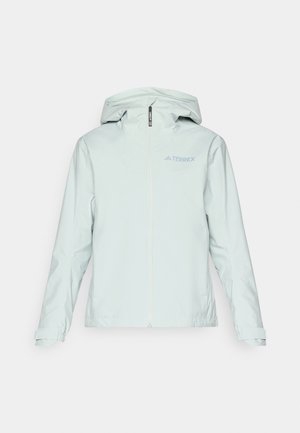 Veste imperméable bleu clair avec capuche, fermeture éclair sur le devant, poignets élastiques et logo TERREX sur la poitrine gauche. Texture lisse et design minimal.