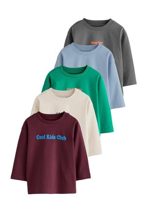 Cinci cămăși pentru copii cu mânecă lungă în burgundy, beige, verde, albastru deschis și gri, cu diverse texte colorate pe piept.