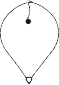 Zwart metalen ketting met een geometrische hanger in de vorm van een driehoek. Bevat een ronde tag met gegraveerde tekst.