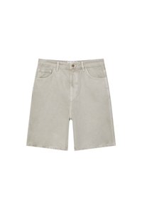 Bermudas de hombre en color beige, con botón frontal, cremallera, passacinturones y bolsillos laterales, sobre un fondo blanco.