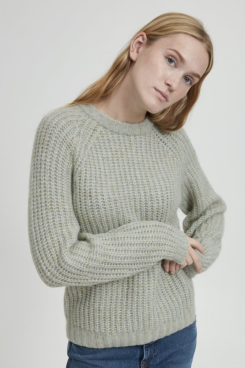 Heller grüner gestrickter Pullover mit Rippenstruktur, Rundhalsausschnitt und weiten Ärmeln, der eine lockere Passform und ein solides, gemütliches Design aufweist.