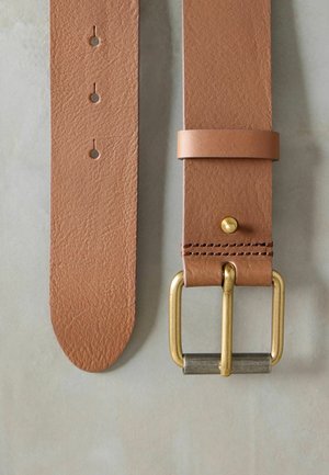 Heller Leder-Gürtel mit glatter Textur, ausgestattet mit fünf Löchern, einer goldfarbenen Metallschließe und einer passenden Lederhalterung.