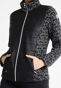 Svart och grått zip-jacka med hög krage, vadderad framsida, texturerade ärmar och två sidfickor. Har ett diamantmönster och logodetalj.