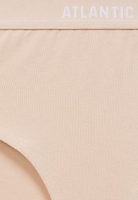 Beżowa bawełniana bielizna o miękkiej fakturze, z szerokim pasem z napisem "ATLANTIC" w białym kolorze, stębnowanymi brzegami i klasycznym krojem majtek.