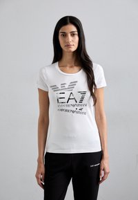 T-shirt bianco a maniche corte con scollatura a girocollo, caratterizzato da un design grafico del logo in nero e verde, realizzato in un morbido tessuto misto cotone.