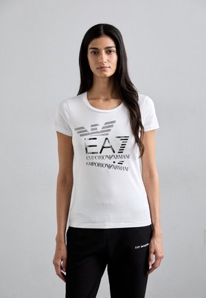 T-shirt bianco a maniche corte con scollatura a girocollo, caratterizzato da un design grafico del logo in nero e verde, realizzato in un morbido tessuto misto cotone.