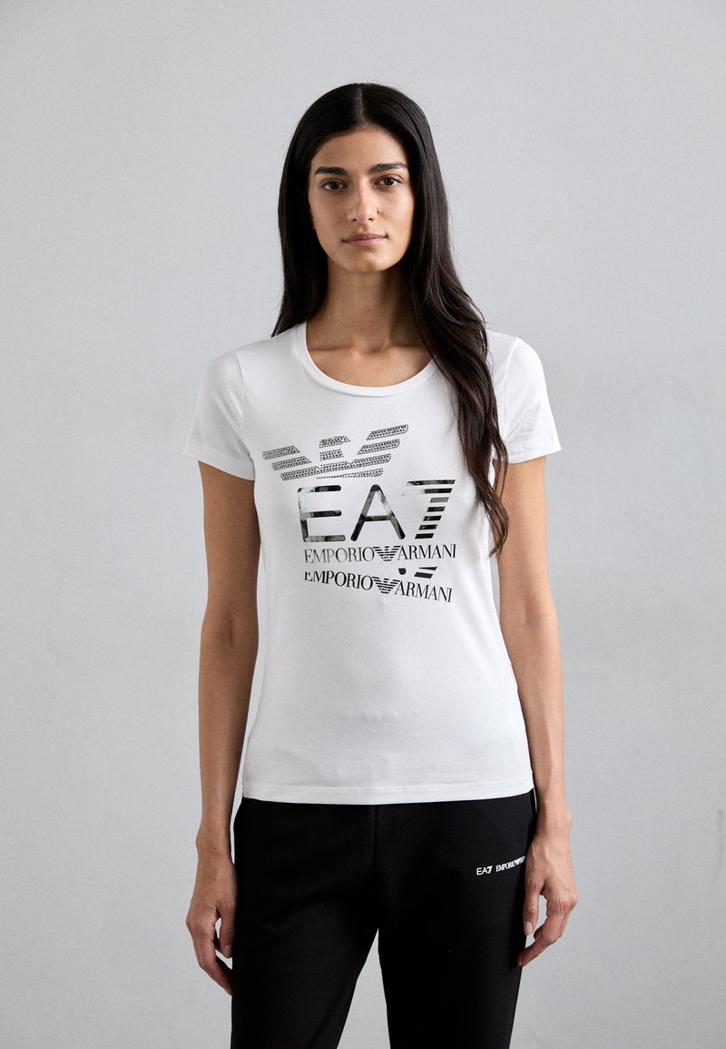 T-shirt bianco a maniche corte con scollatura a girocollo, caratterizzato da un design grafico del logo in nero e verde, realizzato in un morbido tessuto misto cotone.