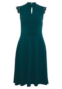 Robe verte avec un corsage ajusté, un décolleté en forme de goutte et une bordure en dentelle sur les épaules. Jupe évasée en tissu doux à la texture lisse.