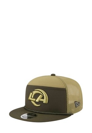 Braun-beige Kappe mit Netzrücken, flachem Schirm und einem geprägten Logo, das ein kreisförmiges Design in kontrastierendem gelb-grün zeigt.